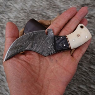 Custom Made Damascus Steel Hunting Skinner Knife With Beautiful Handle & Leather Sheath